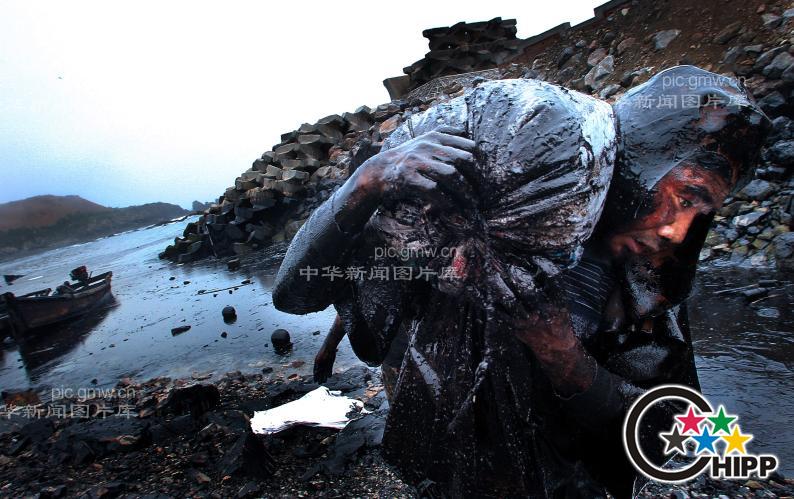大连新港原油泄漏_新闻--突发事件