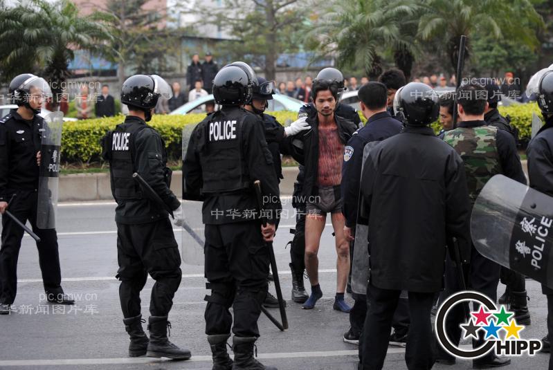 东莞双刀<em>内裤男</em>街头斗警察Do<em></em>ngguan Doubl