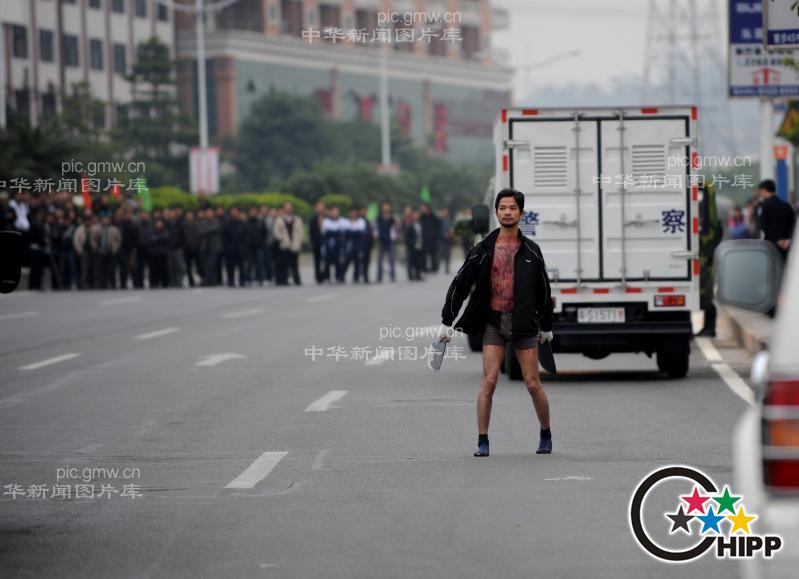 东莞双刀<em>内裤男</em>街头斗警察do<em></em>ngguan double