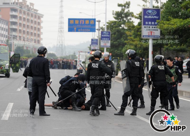 东莞双刀<em>内裤男</em>街头斗警察Do<em></em>ngguan Doubl