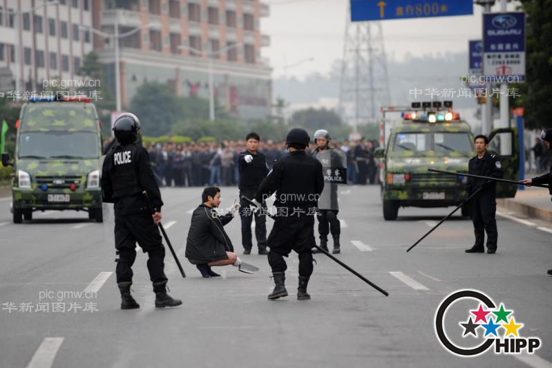 东莞双刀<em>内裤男</em>街头斗警察Do<em></em>ngguan Doubl