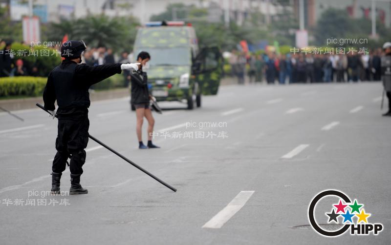 东莞双刀<em>内裤男</em>街头斗警察Do<em></em>ngguan Doubl