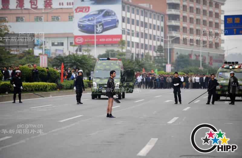 东莞双刀<em>内裤男</em>街头斗警察Do<em></em>ngguan Doubl