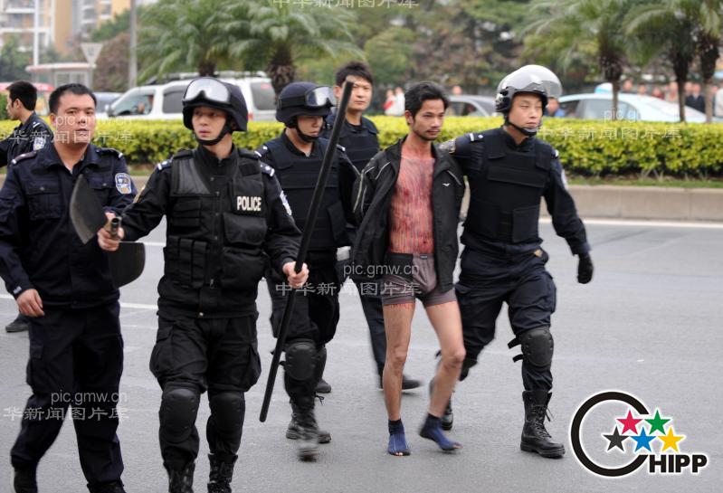 东莞双刀<em>内裤男</em>街头斗警察Do<em></em>ngguan Doubl