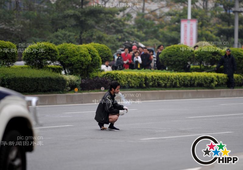 东莞双刀<em>内裤男</em>街头斗警察Do<em></em>ngguan Doubl