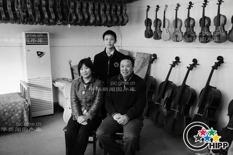 制作小提琴的农民老耿_高级搜索_ 中华新闻图