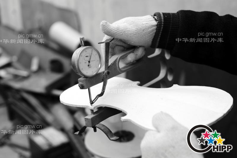 制作小提琴的农民老耿_经济及科技_ 中华新闻