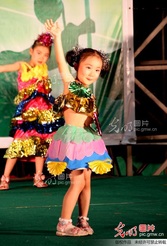 跳舞的<em>小女孩</em>_孙小壮_