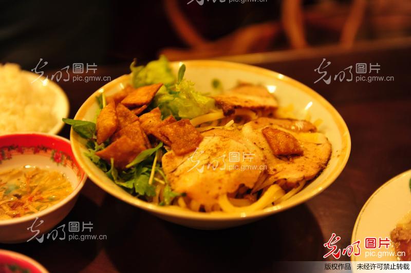 越南会安特色小吃--cao lau(米线)_屠笑笑