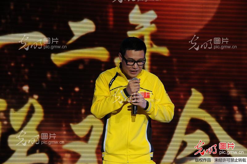 小沈阳参加羽毛球队春晚_新闻