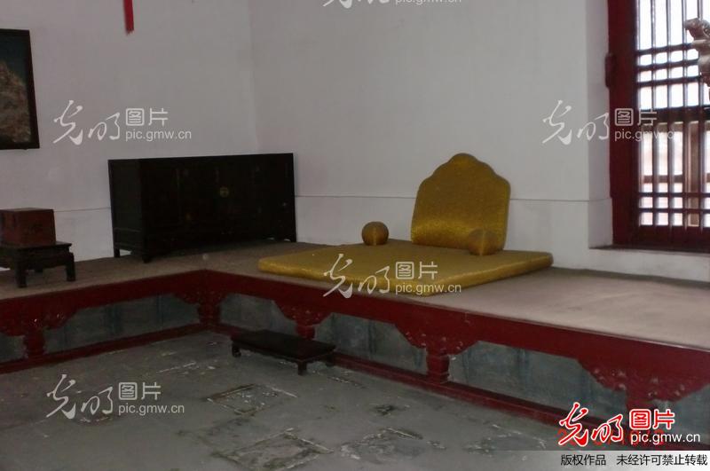 后宫嫔妃坐榻 高清图片