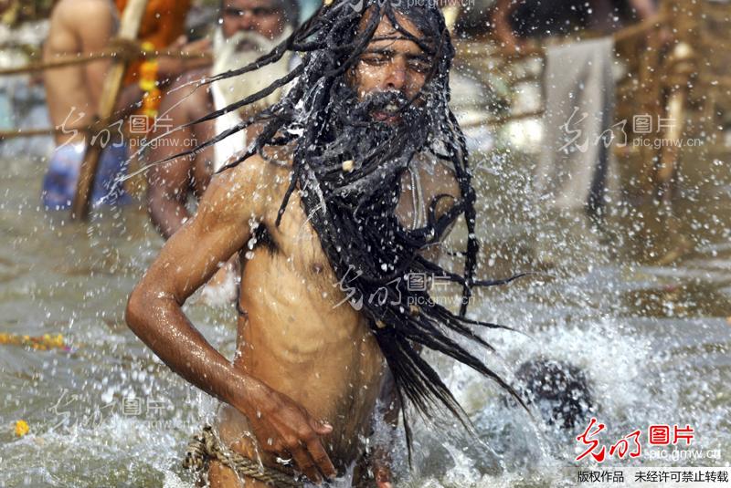 印度恒河<em>圣水</em>沐浴节_文化艺术与娱乐_ 光明图