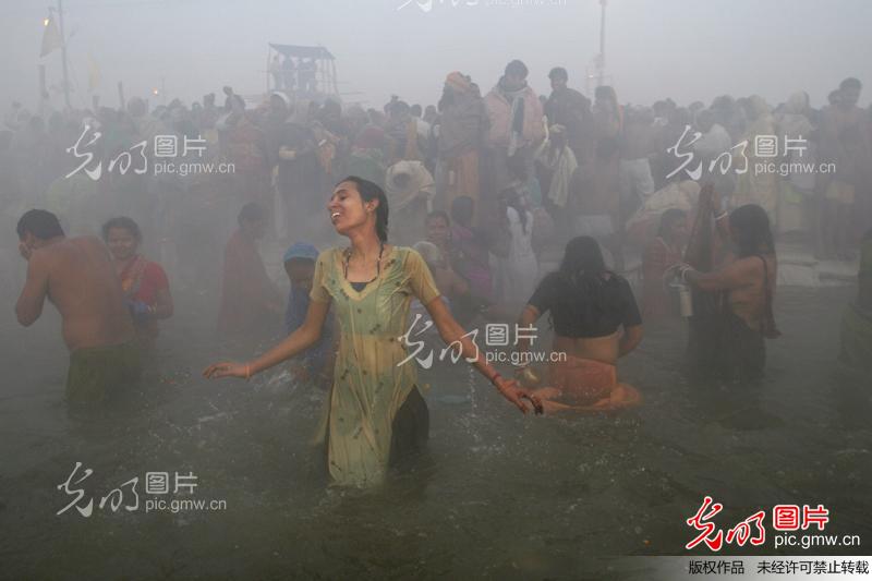 印度恒河<em>圣水</em>沐浴节_文化艺术与娱乐