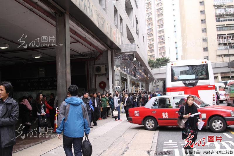 内地人在香港:菜市场的环境里买珠宝_新闻