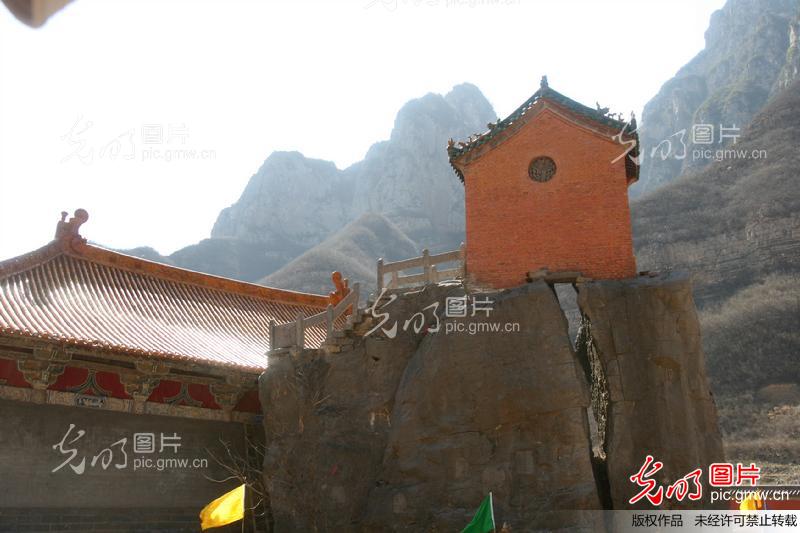 河南沁阳:二仙庙里的飞来石_新闻