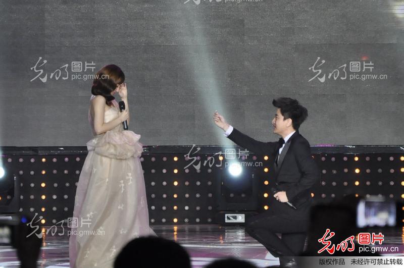 贾乃亮晚会现场当众向李小璐求婚