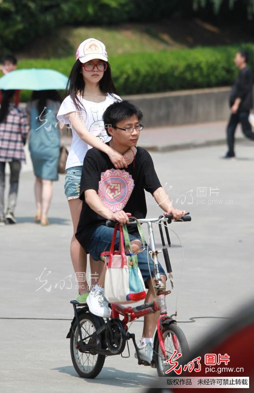 江苏镇江:立夏日酷热难挡,学生<em>裙装短裤</em>清凉