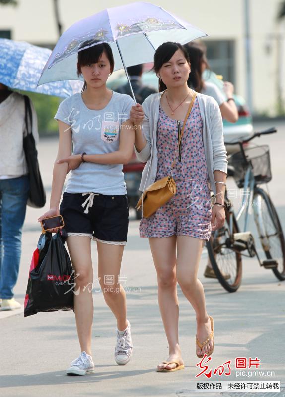 江苏镇江:立夏日酷热难挡,学生<em>裙装短裤</em>清凉