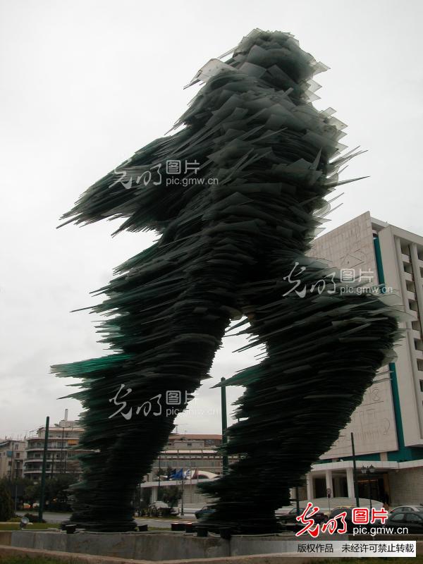希腊雅典市中心一座玻璃现代雕塑_高级搜索