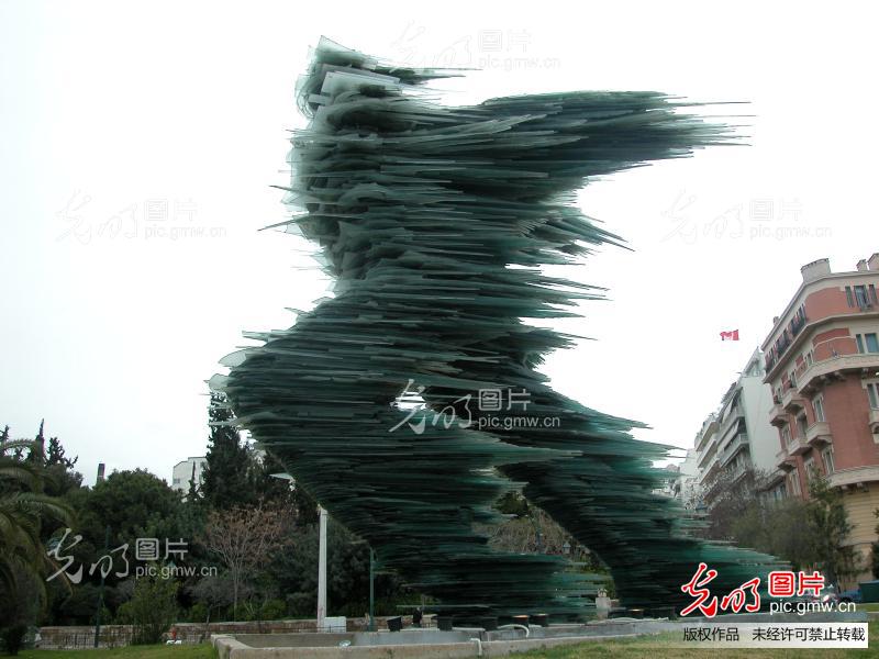 雅典市中心一座玻璃现代雕塑