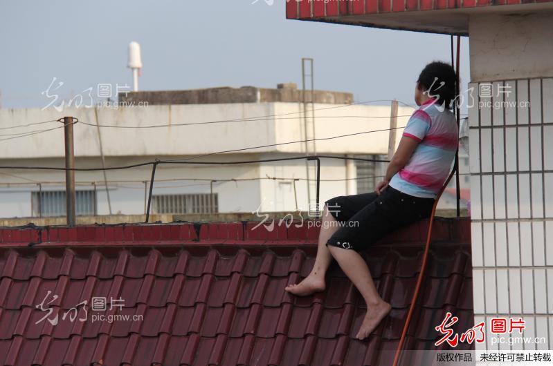 湖南娄底一中年<em>女性</em>因债务纠纷想跳楼<em>自杀</em>_新