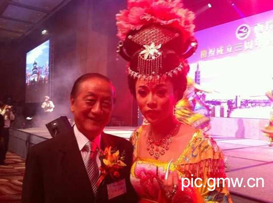 台湾新党郁慕明主席与欧阳青合影_展示类