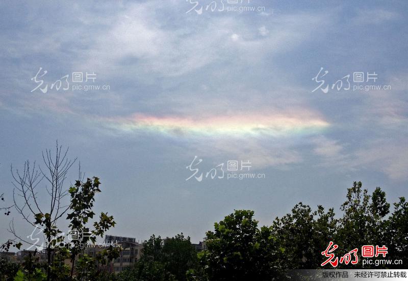河南滑县:七彩祥云现中午天空 专家称与地震无