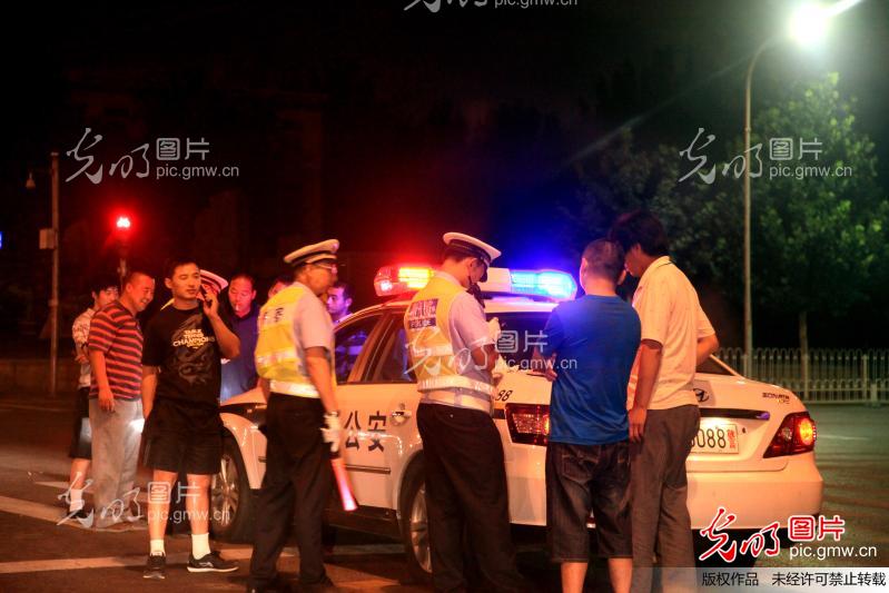 北京交警深夜查大货车违章_新闻