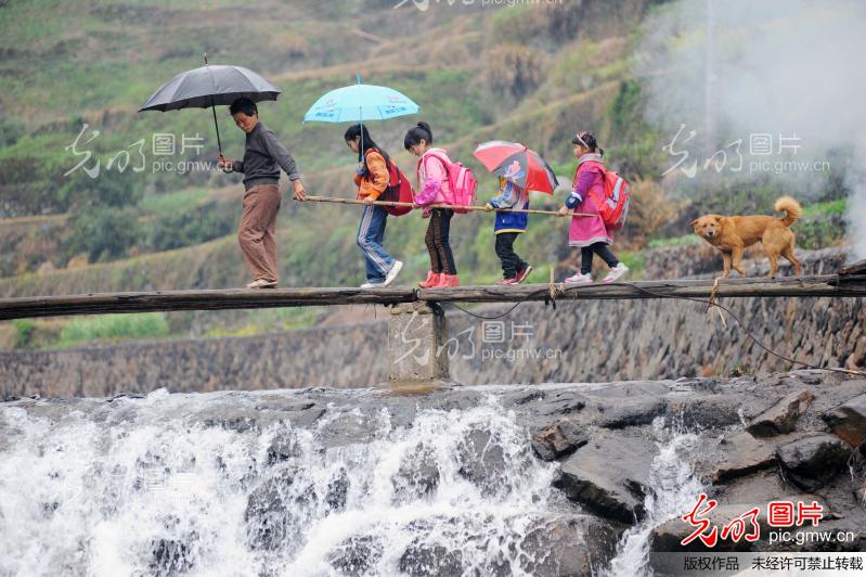 上学路上_最美乡村教师_ 光明图片