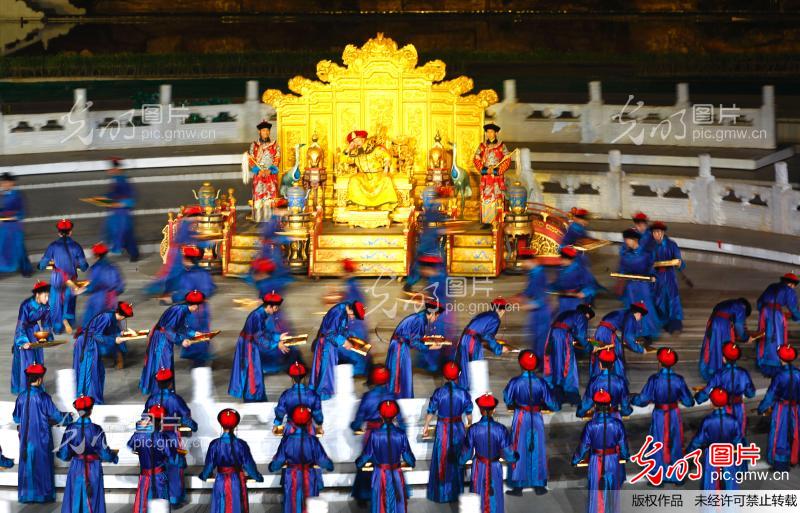 大型实景剧《鼎盛王朝康熙大典》承德上演_新