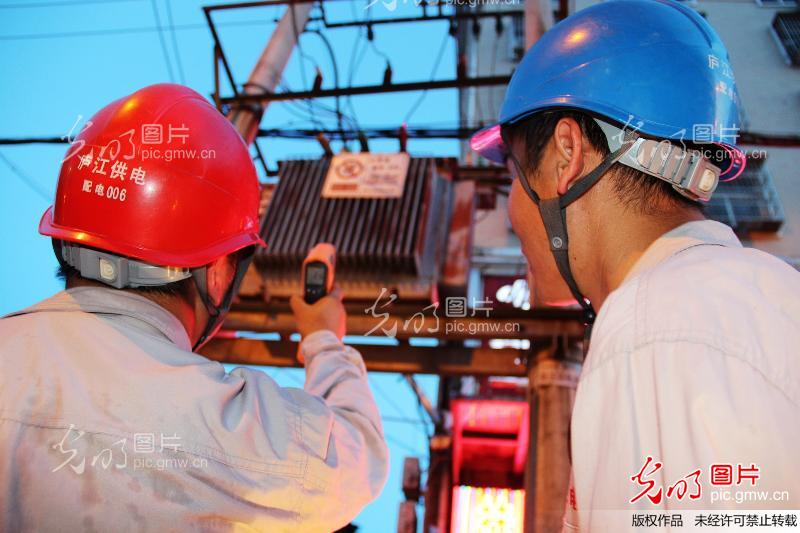 安徽<em>庐江</em>:夜巡测温,为夏日高峰用电把脉_高级