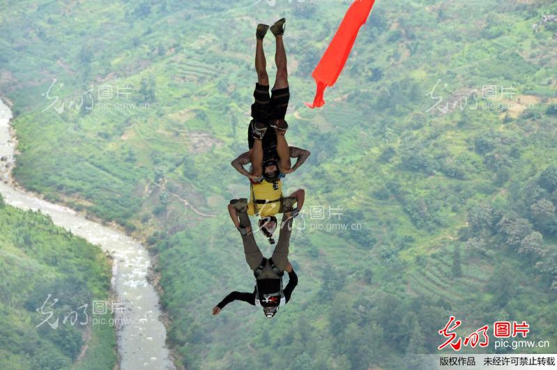 2012贵州安顺举行坝陵河大桥低空跳伞挑战赛