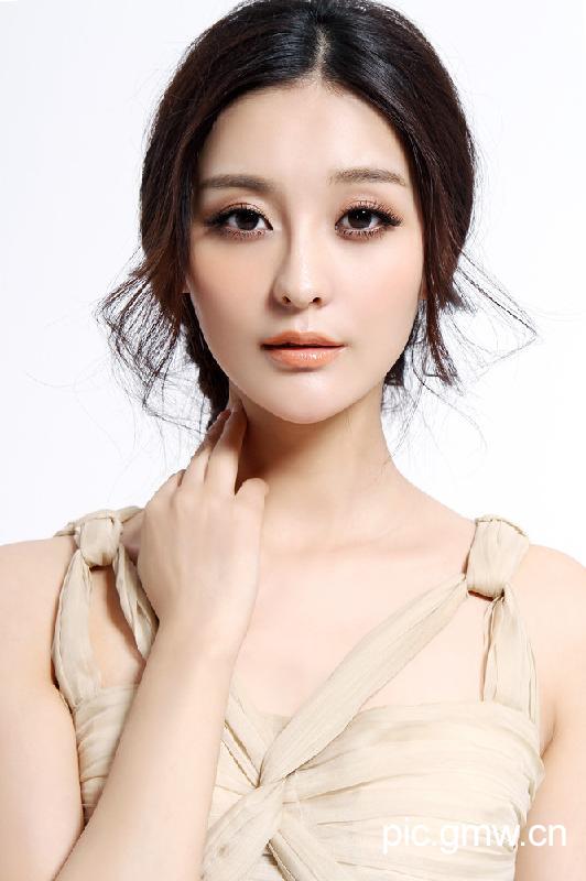 <em>美女</em>诸笑笑酷似范冰冰夏日清新写真曝光_展示