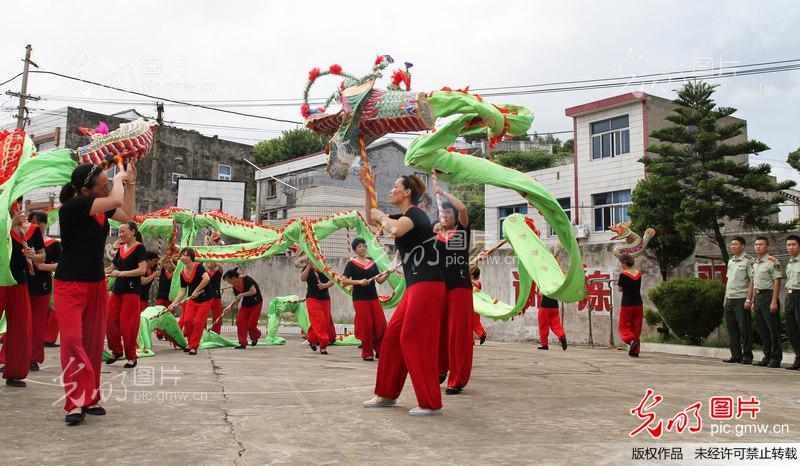 浙江玉环:龙腾军营喜迎八一_全文检索