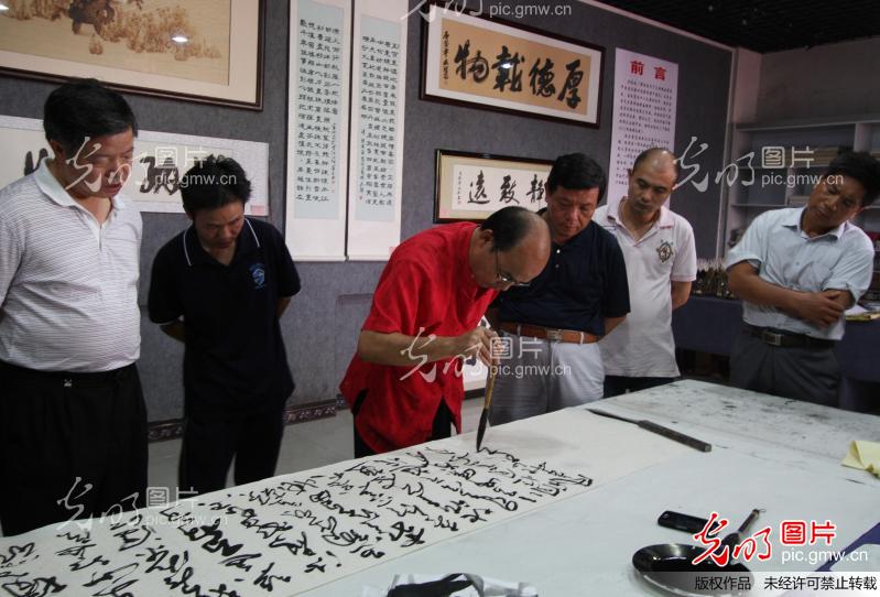 挥毫泼墨庆祝《若干意见》出台_王潍