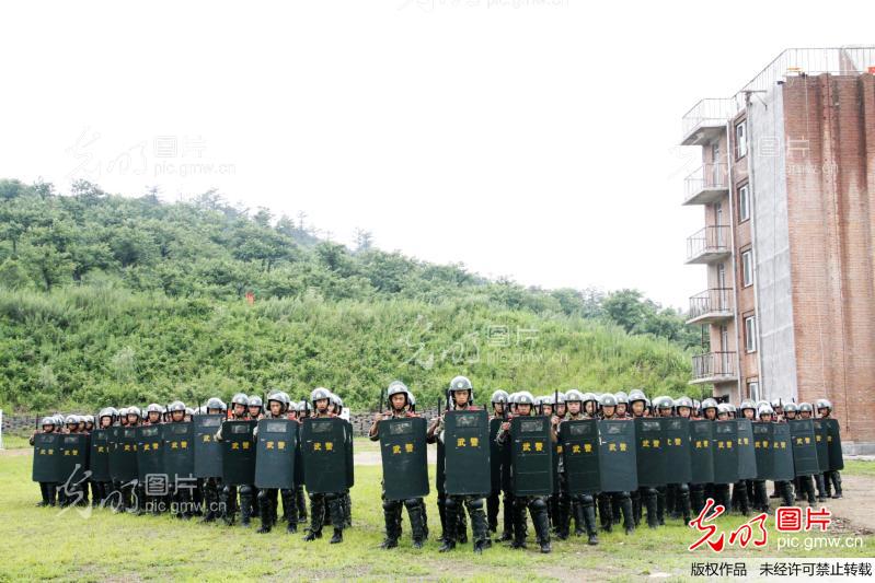 武警辽宁总队丹东支队掀起夏季军事训练热潮_