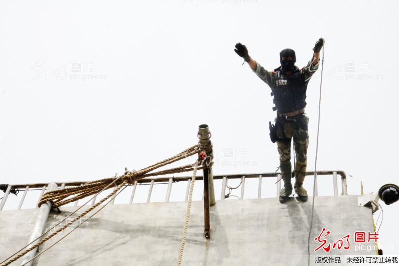 武警辽宁总队丹东支队掀起夏季军事训练热潮_