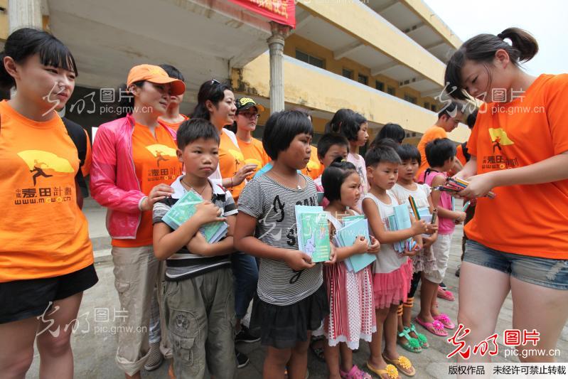 中国麦田计划志愿者到安徽涡阳献爱心_新闻