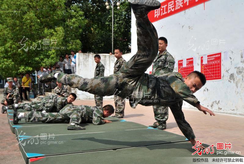 贵州印江:高一新生军训忙_陈晓岚