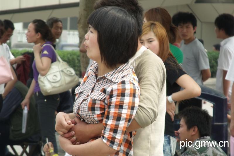 石家庄火车站前一对年轻情侣抱在一起_生活_