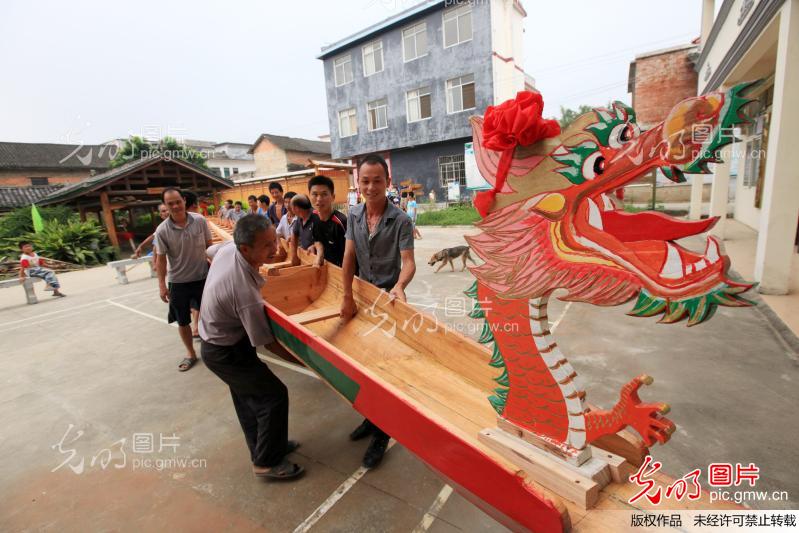 龙舟起水庆丰收