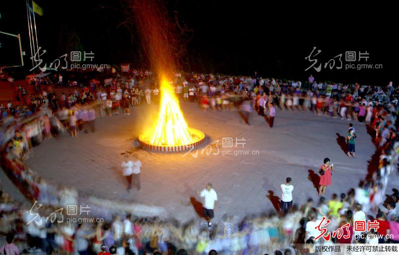 川东高温难忍 数千市民篝火旁纳凉_创意--食物_ 光明图片