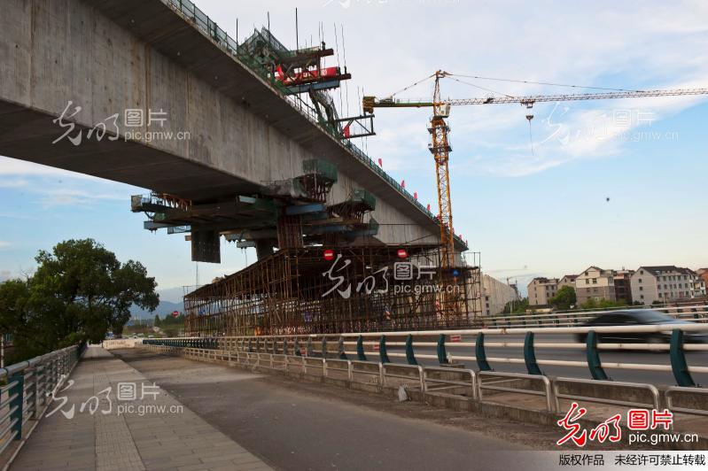 抗高温抓建设 杭长高铁掠影_全文检索