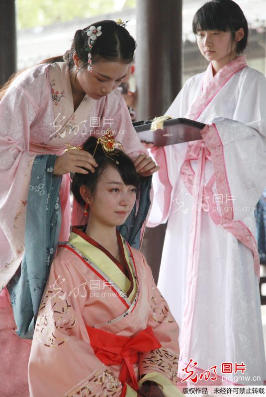 南京:汉服爱好者举办传统民俗活动迎七夕节_新