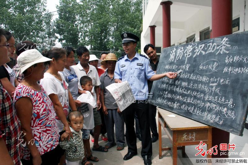 民警在给村民上讲解消防安全常识20条_季龙
