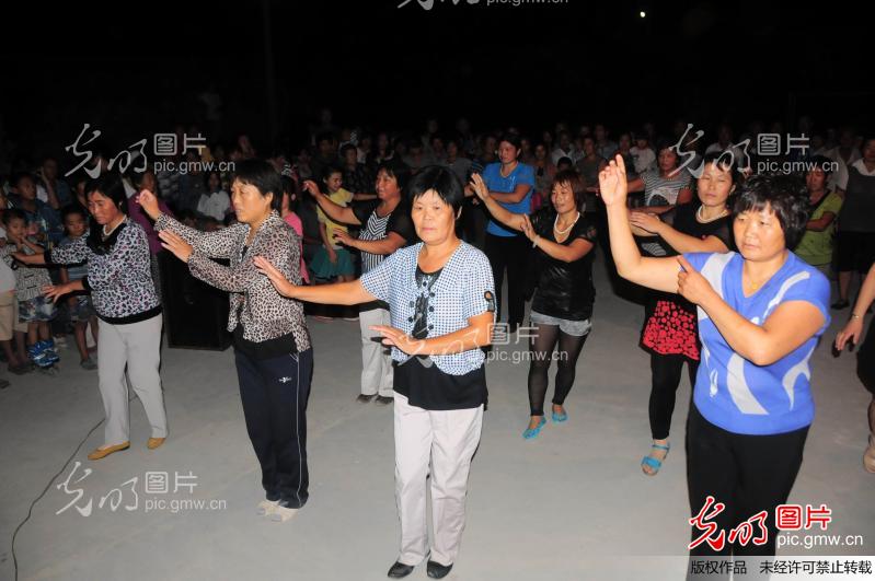 山东茌平:农村人热上健身舞_新闻