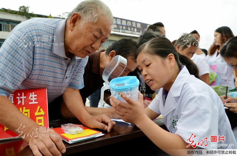 湖北宣恩:党员干部进社区_胡小军