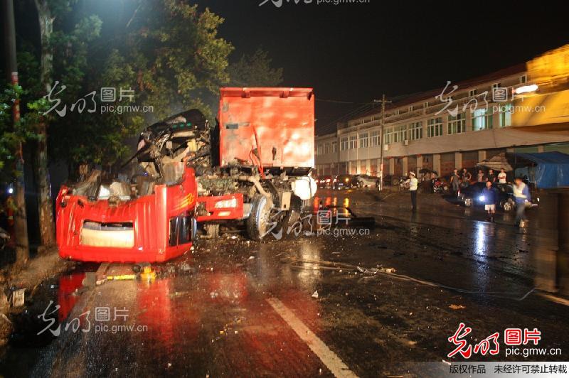 安徽固镇:雨天路滑两车相撞 两死一伤_新闻--突