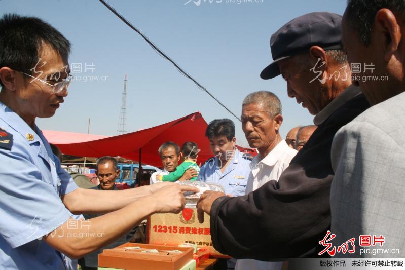 山东无棣:流动工商所赶大集说维权_蒋惠庆