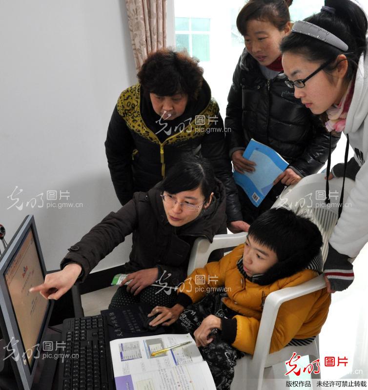 山村女教师上门辅导瘫痪女童_新闻